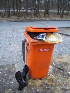 Wie oft rast man an solchen Rastplatzen vorbei und ahnt nicht, was für geile Sachen da liegen: Alte sexy Frauenschuhe, zerfledderte Pornohefte, verfickte Höschen, zerrissene Nylons, Jacken, dann noch illegal abgestellter Sperrmüll, Bauschutt und - beinahe hätte ich es vergessen: Leere Essensbehältnisse und Getränkegebinde, gebrauchte Hygieneartikel, die unvermeidlichen Zigarettenkippen und manchmal liegt sogar kaputtes Spielzeug neben benutzten Tampons, Spitzentangas und gebrauchten Kondomen. Autobahnrastplatzabfälle sind schon eine skurrile Mischung!