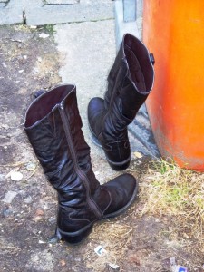 Müll0312 196.jpg (308.24 KiB) 10814 mal betrachtet Der abgebrochene Zipper bedeutete ein Ende als "Straßendreck".