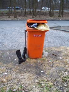 Müll0312 200.jpg (346.94 KiB) 11330 mal betrachtet Wo diese Stiefel wohl einmal zuhause waren?