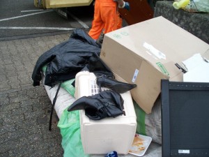 Müll0312 002.jpg (124.04 KiB) 7383 mal betrachtet Die kaputte Jacke und die akten Stiefel gehören eigentlich zwischen anderem kleinteiligem Abfall in den Müllcontainer!