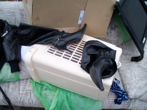 Gegen ein Paar Stiefel ordentlich hinzugestellt zum ansonsten einwandfreien Sperrmüllhaufen sagen in der Regel die Leute von der Sperrmüllabfuhr nichts und dann werden die auch ohne Murren &quot;weggepresst&quot;. Aber bei dieser Adresse ist immer soviel Chaos.