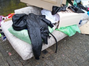 Hausmüll und Sperrmüll wild durcheinander.