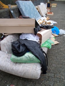 Müll0312 005.jpg (295.8 KiB) 6988 mal betrachtet Ein Haufen Arbeit wartete da auf die Müllwerker und gerade die unzulässig abgestellten Kleinteile nehmen viel kostbare Zeit in Anspruch beim Laden.