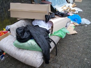 Die Müllwerker waren ziemlich genervt wg. dem ganzen Kleinzeug im Sperrmüll. Ein Müllmann meinte noch kopfschüttelnd, dass der Restmüllcontainer doch näher an der Haustüre liegt als der Sperrmülhaufen.