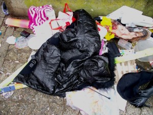 Im siffigen Hausmüll würde die glänzende Jacke bald ihre Schönheit verlieren.
