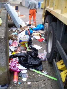 Es ist wahr: Vorne, wo schon die Möbel abgeräumt wurden, liegt nur noch Abfall für den Restmüllcontainer.