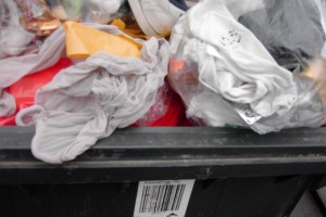 Nylons und ein Girly-Höschen; vermutlich von der Trägerin der Reeboks.