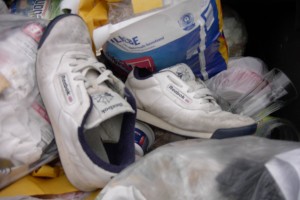 Müll0312 088.jpg (305.55 KiB) 10852 mal betrachtet ausgelatscht mit schon sehr dünmner Sohle; echt reif für den Müll.