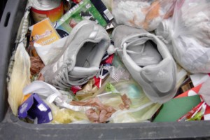 Müll0312 089.jpg (367.04 KiB) 10852 mal betrachtet Déjà-vue-Erlebnis: Solch ein ähnliches Modell hattte ich mal, oder habe es gar noch, auf jeden Fall ein Grund, diese kaputten Turnschuhe zu retten und die mal zu tragen. Dann kriegen die Orangenen Engel diese Turnis eben mit etwas "Verspätung".