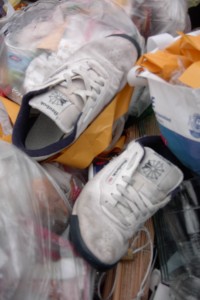 Müll0312 095.jpg (314.32 KiB) 10852 mal betrachtet Zu meinem großen Erstaunen wurden die ebenfalls zu fetischistischer "Nutzung" mitgenommenen Reeboks von Anja einkassiert mit der Bemerkung, dass sie diese noch einmal als "Arbeitsschuhe" verwenden kann: "Dafür reichen die Treter noch!"