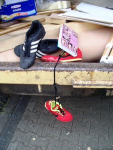 Müll0312 025.jpg (231.28 KiB) 6854 mal betrachtet Der eine Müllwerker zeigt mal wieder, dass er ein echter Orangener Engel ist und räumte noch die Videocassettenhülle des Pornofilms von der Straße, damit Schulkinder die nicht mehr zu sehen bekommen. Echt verantwortungsvoll und nett!