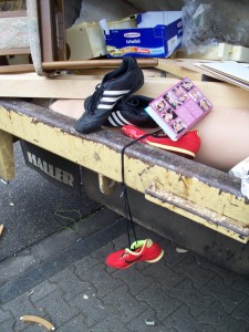 Müll0312 026.jpg (279.1 KiB) 7249 mal betrachtet Gleich würde die Presse sowohl das biedere Möbel, die verlatschten Sneakers und auch die Porno-Kassette aus der Welt geschafft haben. Auch die Sprinter würden dem ganzen Dreck folgen müssen. Da gibt es kein Entrinnen!