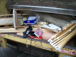 Müll0312 028.jpg (131.88 KiB) 6863 mal betrachtet Die Presse läuft an, die letzten Augenblicke für die Sportschuhe.