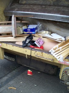 Müll0312 029.jpg (248.2 KiB) 6870 mal betrachtet Vorne passiert noch nichts, aber hinten knackt es schon deutlich!