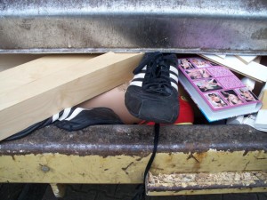 Müll0312 030.jpg (143.58 KiB) 7236 mal betrachtet Unerwartet hart und brutal zermalmt die Müllpresse Holzteile und besonders die schwarzen Sneakers!