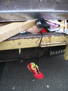 Müll0312 032.jpg (218.67 KiB) 6854 mal betrachtet Die Müllmänner lassen es mal so richtig krachen!