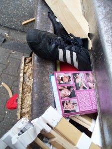 Müll0312 034.jpg (275.95 KiB) 7225 mal betrachtet Die stählerne Kante des Pressschildes zerteilt regelrecht das dicke Holz, zermalmt die Fersenkappe der adidas-Sneakers, zersplittert das spröde Plastik der Porno-Kassette und biegt die Bettenrost-Latten bis sie anfangen zu krachen!