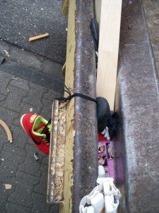 Müll0312 037.jpg (284.89 KiB) 7225 mal betrachtet Die schwarzen adidas Sneakers kann man eigentlich nicht mehr als Schuhe bezeichnen. Die sind nur noch gepresster Sperrmüll.