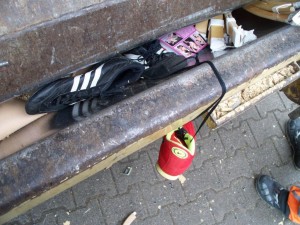 Gleich würde die Presse auch den letzten noch unversehrten Schuh plattmachen und zermalmen!