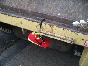 Ein letzter Blick auf den schönen geilen Nike-Sprinter. Der sah selbst noch während seiner Entsorgung gut aus!