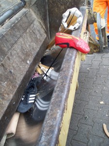 Müll0312 044.jpg (275.83 KiB) 7225 mal betrachtet Die Müllabfuhr hat eindeutig gewonnen: Der Sprinter geht in der nächsten Sekunde "über die Klippe".