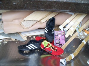 Während man vor allem bei den zusammen gefalteten schwarzen adidas Sneakers die beginnende Vermüllung ansah, spiegelten sich noch die Nike-Sprinter in der blanken stählernen Müllschüttung!