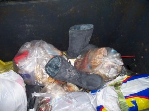 Müll0312 230.jpg (97.9 KiB) 8575 mal betrachtet Auch diese UGGs hätten noch einen Haufen siffigen Dreck abbekommen bis zum Müllabfuhrtermin.