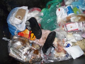 Müll0312 233.jpg (124.32 KiB) 8575 mal betrachtet Das ist wenigstens mal geiler Frauenmüll, denn neuwertige Schuhe haben keinen geilen Duft und erst recht kein interessantes "Leben" gehabt. Doch solche Teile sind genau "richtig".