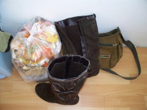 Müll0312 099.jpg (91.62 KiB) 6630 mal betrachtet Müffelnde Winterstiefel mit durchbrochenen Sohlen.