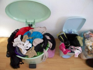 Müll0312 100.jpg (90.06 KiB) 6199 mal betrachtet Die ganzen Spitzen, Schleifchen, Glitzersteinchen, Puschelkrägelchen und der hauchzarte Stoff: Alles nur noch "wertloser" Hausmüll!!!