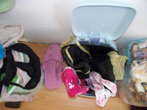 Müll0312 103.jpg (94.48 KiB) 6630 mal betrachtet Der süße pinke Snoopy-Slip hatte ebenso ausgedient wie die schon ziemlich verlatschten rosa Schlappen.