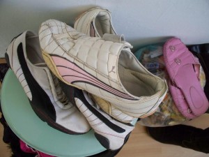 Müll0312 106.jpg (102.97 KiB) 6527 mal betrachtet Eigentlich nicht kaputt, aber doch total ausgelatscht, müffelnd und "einfach nicht mehr schön". Gerade letzter Punkt ist immer bei Frauen das alles zu Müll machende Argument.