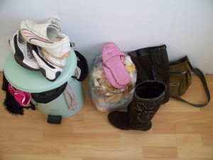 Müll0312 107.jpg (84.95 KiB) 6096 mal betrachtet den ganzen Abfall "ordentlich" zusammen gestellt. Ab jetzt sind das keine Kleidungsstücke mehr, sondern nur noch zu entsorgender Abfall!