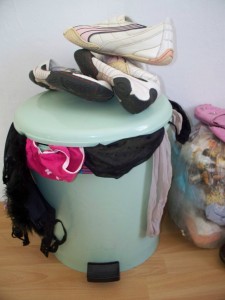 Müll0312 108.jpg (142.2 KiB) 6096 mal betrachtet Der Inhalt des viel zu kleinen Badmülleimers wurde in den großen Küchenmülleimer umgeleert und reingestopft. Da bemerkte Martina, dass sie keinen Müllbeutel in den Eimer reingetan hat. Sie hatte auch keinen; also alles lose runter zur Tonne. Ihre Begeisterung hielt sich in Grenzen.