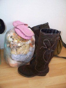 Müll0312 109.jpg (164.96 KiB) 6096 mal betrachtet Die rosa Schläppchen lagen auf dem zugeknoteten Küchenmüllbeutel und Stiefel und Handtasche standen auch schon bereit für den allerletzten Gang runter zur Mülltonne.