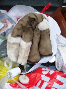 Müll0312 178.jpg (178.32 KiB) 8466 mal betrachtet Ein Paar nagelneue, ungetragene völlig tadellose wunderschöne Kuschelstiefel in aktuellem Design im Restmüll. Das ist doch Wahnsinn!!!