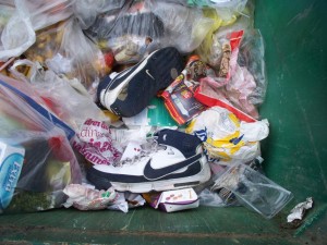 Müll0312 179.jpg (140.27 KiB) 8466 mal betrachtet Große Turnschuhe in einem großen Müllcontainer; - das passt gut!