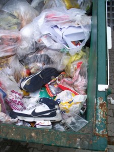 Müll0312 180.jpg (222.95 KiB) 8027 mal betrachtet Was für ein Haufen Dreck - und die kaputten Basketballstiefel mittendrin!