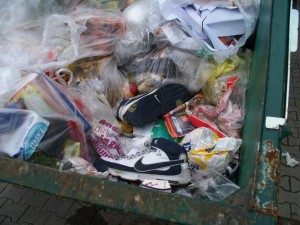 Müll0312 181.jpg (125.41 KiB) 8466 mal betrachtet klobige Basketballstiefel in Gr. 50 passen halt nur schlecht in einen normalen Küchenmüllbeutel.