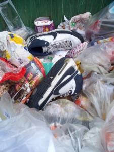 Müll0312 184.jpg (205.57 KiB) 8466 mal betrachtet Von dort wo ich stand, um dieses Foto zu machen, wurden die Nikes in die Containermulde ganz durch nach hinten geschmissen, so dass die Turnstiefel wg. dem Schwung durch und über den Müll kullerten.