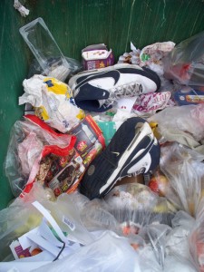 Müll0312 186.jpg (256.83 KiB) 8466 mal betrachtet So, wie die Nikes achtlos mit Schwung in die große Restmüll-Containermulde hinein geschmissen wurden, ergab das ein geiler Anblick!