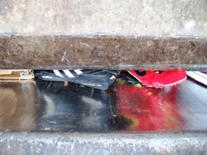 Schon wieder traf es den einen schwarzen adidas Sneaker hart, denn beim Pressen verdrehte sich seine Sohle und &quot;radierend&quot; schliff die Sohlenkante über den blanken Stahl.