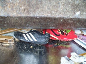 Müll0312 057.jpg (159.32 KiB) 7019 mal betrachtet Innen drin krachten und bersteten Möbelteile und die Nike-Sprinter erwischte das Pressschild nun beide.