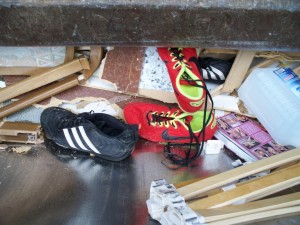 Es passiert selten, aber hier ritt den einen Orangenen Engel der Schalk: Er meinte, der eine Nike-Sprinter hätte sich ja beim letzten Mal abseilen wollen und zur ausgleichenden Gerechtigkeit legte er genau diesen Schuh schnell unter das laufende Pressschild!