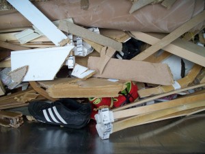 Dann wurden die Sportschuhe vom übrigen herunter sackenden gepressten Sperrmüll verschüttet.