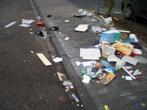 Es musste schnell gehen und so warf ich kurzerhand die Sperrmüll-Turnis an einen schon abgeräumten Haufen.