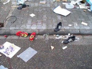 Bald würde der grobe Kehrbesen des Hausmeisters den ganzen Dreck zusammen kehren.