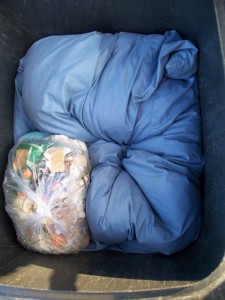 Müll0312 136.jpg (182.84 KiB) 5800 mal betrachtet Altes Bettzeug von Lena wurde ausrangiert und in die Mülltonne gestopft und ein erster Küchenmüllbeutel gleich hinterher. Schon sickerte Müllbrühe ins Bettzeug.