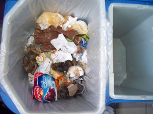 Müll0312 145.jpg (107.16 KiB) 5800 mal betrachtet Währenddessen kündigte Anja beiläufig an, ihre alten Stiefel wegschmeißen zu wollen, die sie noch an den Füßen hatte. Ich riskierte schonmal einen Blick, dort wo sie gleich hinein müssten.