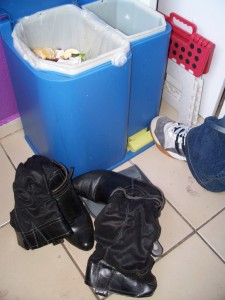 Müll0312 146.jpg (179.32 KiB) 5800 mal betrachtet Anja warf ihre eben ausrangierten Stiefel in Richtung Küchenmülleimer.